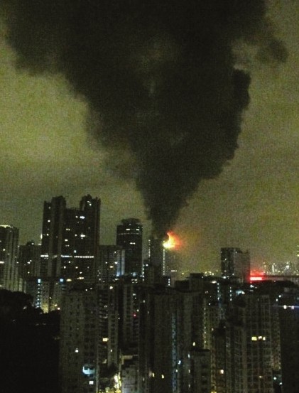 香港起火酒店照常营业 逃生通道被杂物堵塞
