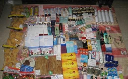 香港归来铺货海量化妆品零食