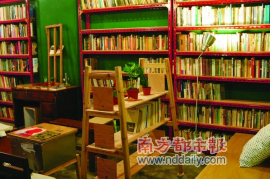 实现会社 从大街上捡家具拼凑出来的二手书店
