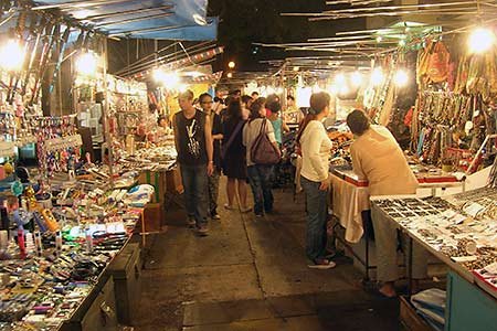 香港的平民夜总会 庙街是九龙最特色购物街