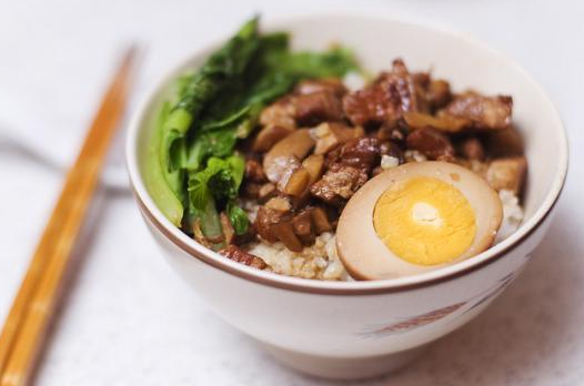 台式滷肉饭：一碗浓郁的台湾古早味