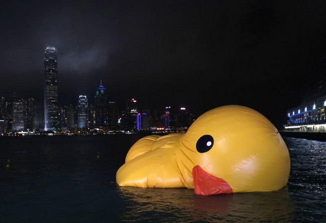 香港“大黄鸭”漏气卧倒维多利亚港 网友调侃禽流感太强大