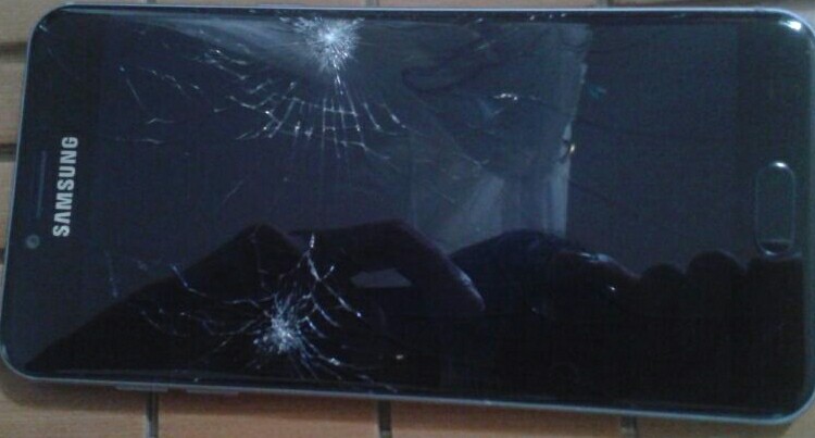 三星C5手机爆屏