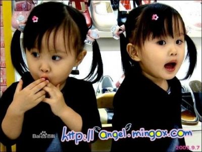 台湾双胞胎<em>姐妹</em>萌态惹人爱 00后童星爆红90后